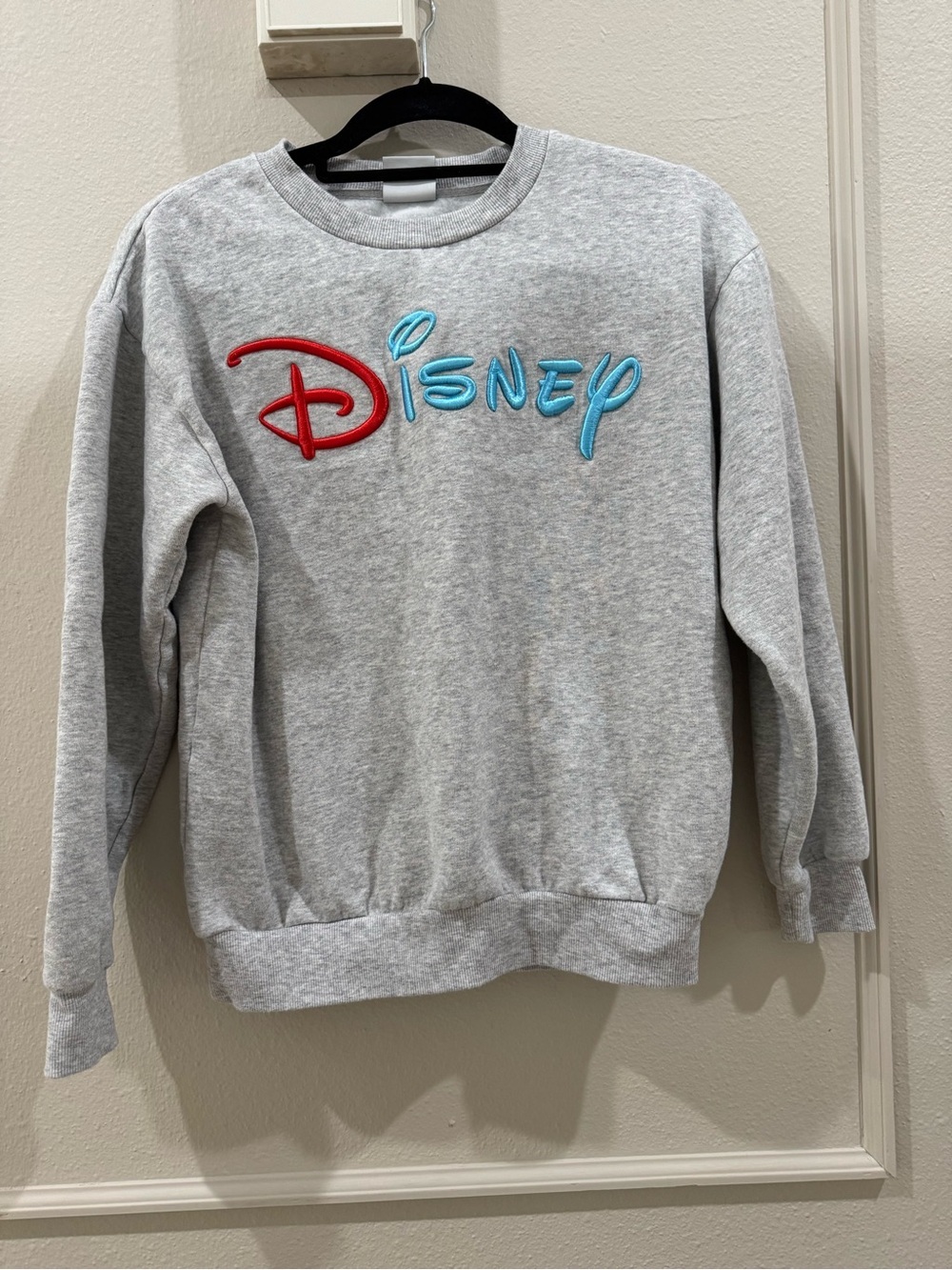 Vintage Disney Gray Crewneck Sweatshirt with embroidered Disney logo size XS